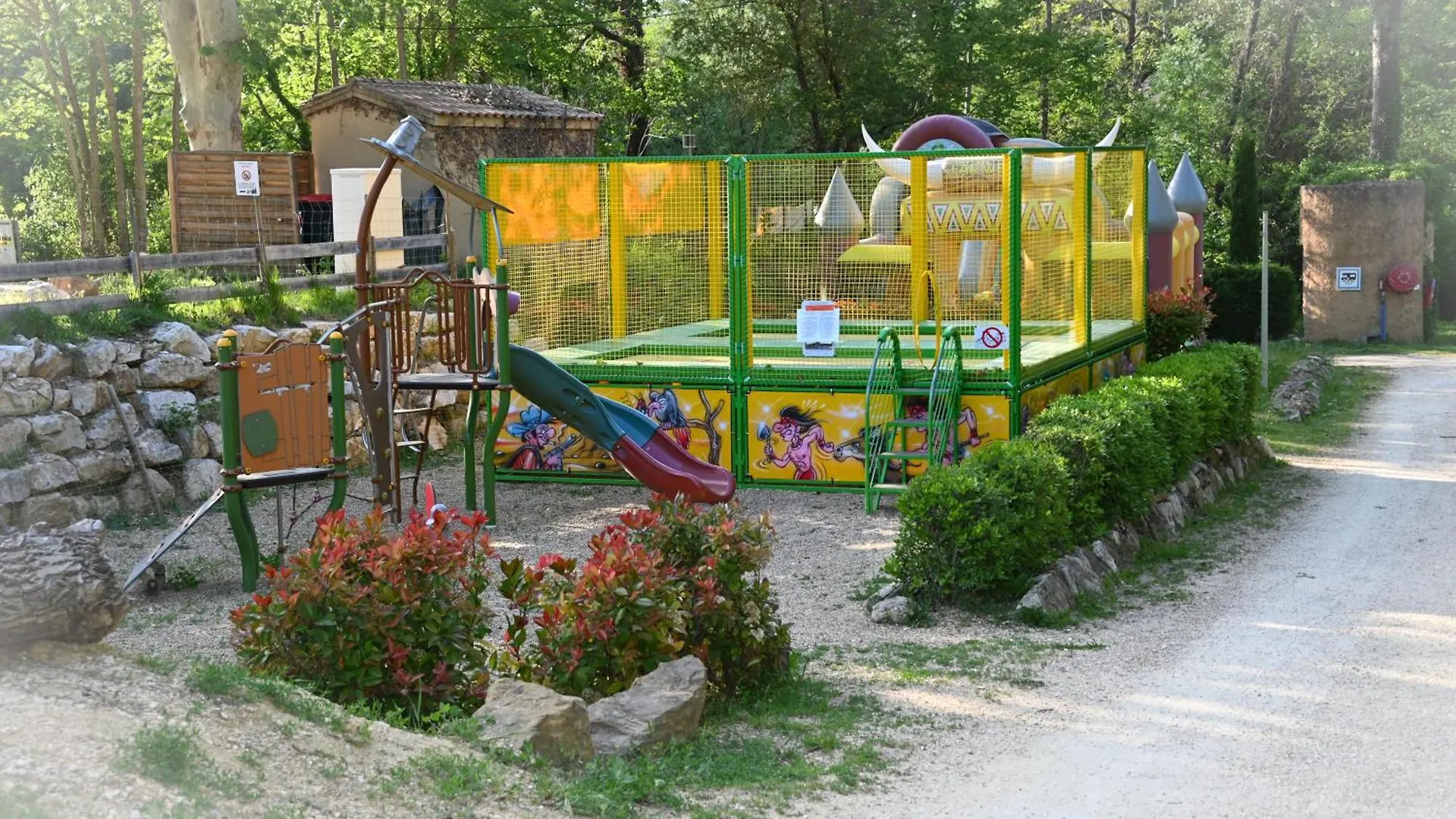 Camping le Colorado Rustrel 3*,  Francia
